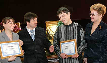 Победители олимпиад Абдуллина Сулпан и Данилов Антон с директором департамента по работе с персоналом ОАО «Башкирская химия» Валерием Прониным