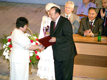 Президент М.Г. Рахимов вручает Почетную грамоту РБ Сажиде Багаутдиновой