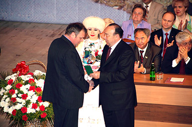 Президент поздравляет Владимира Кивало