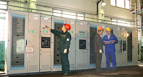 бригадир электриков В.А.Надысев и электромонтеры О.А.Пырков и Д.В.Трофимов.